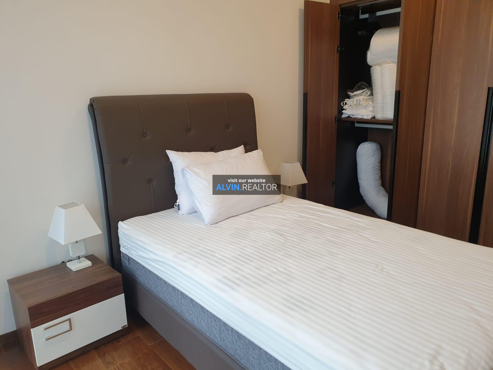 989817419733904-1739431144